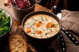 Zuppa cremosa con pesce ed erbe