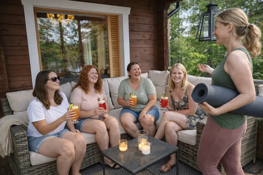 Mujeres sentadas juntas en una terraza cubierta