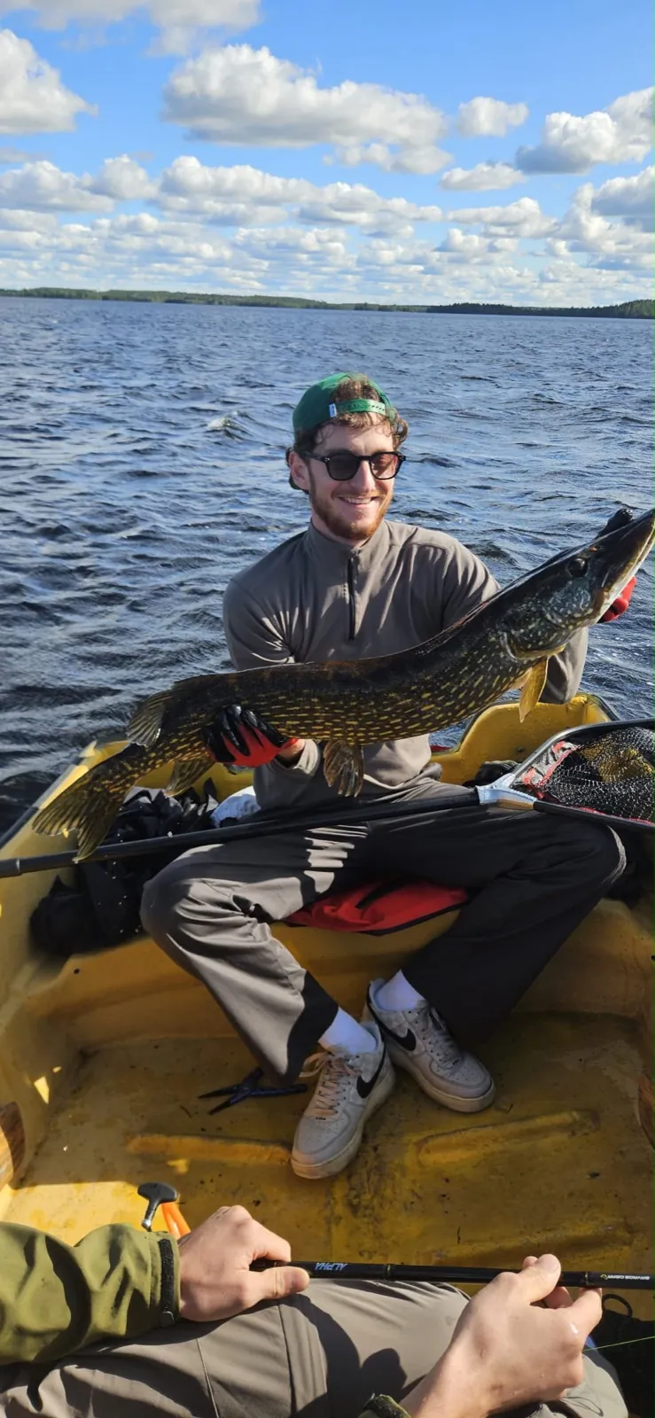 Pescador sosteniendo un pez grande dentro de la barca