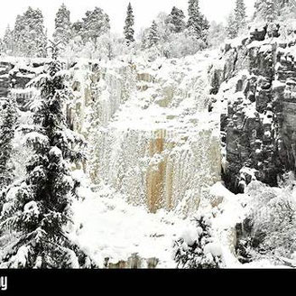 Korouoma-Schlucht mit Eisfällen und Wanderwegen