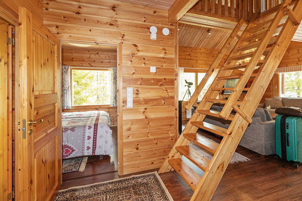 Holztreppe zur offenen Schlafgalerie im Ferienhaus
