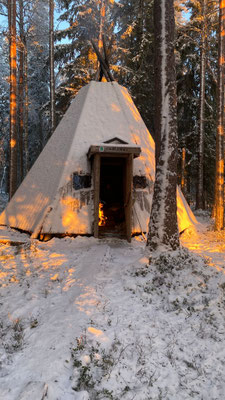 Hölzerne Kota im verschneiten Wald