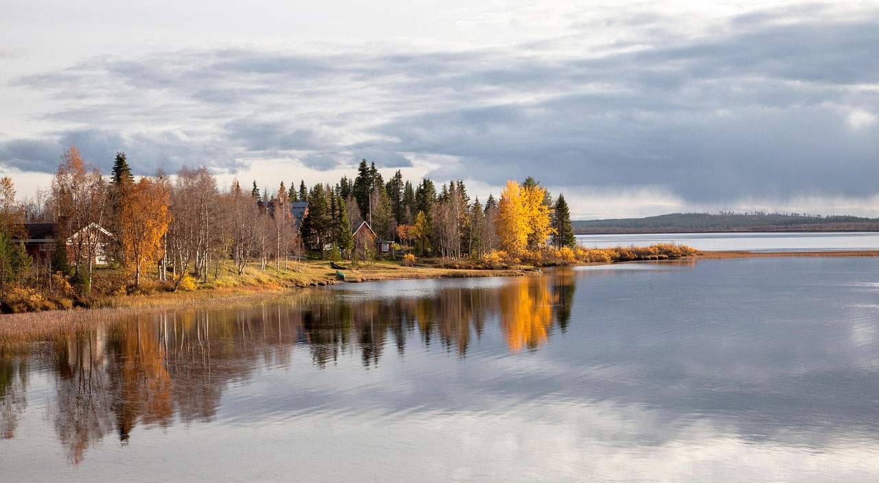 Sommerurlaub in Lappland: Seen, lange Tage und Platz für dich