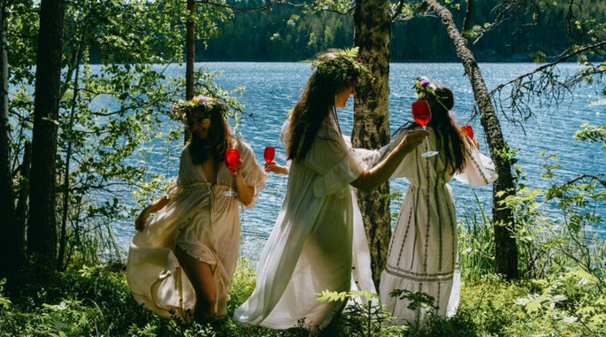 Mitternachtssonne in Lappland: Juhannus, finnische Mittsommerbräuche und die Magie der hellen Nächte