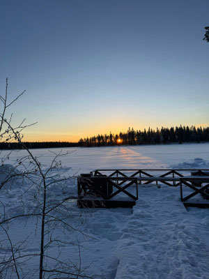 Winterlandschaft mit Motorschlitten im Vordergrund
