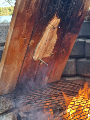 Lachs am offenen Feuer – so bereitest du in Lappland Fisch wie die Einheimischen zu