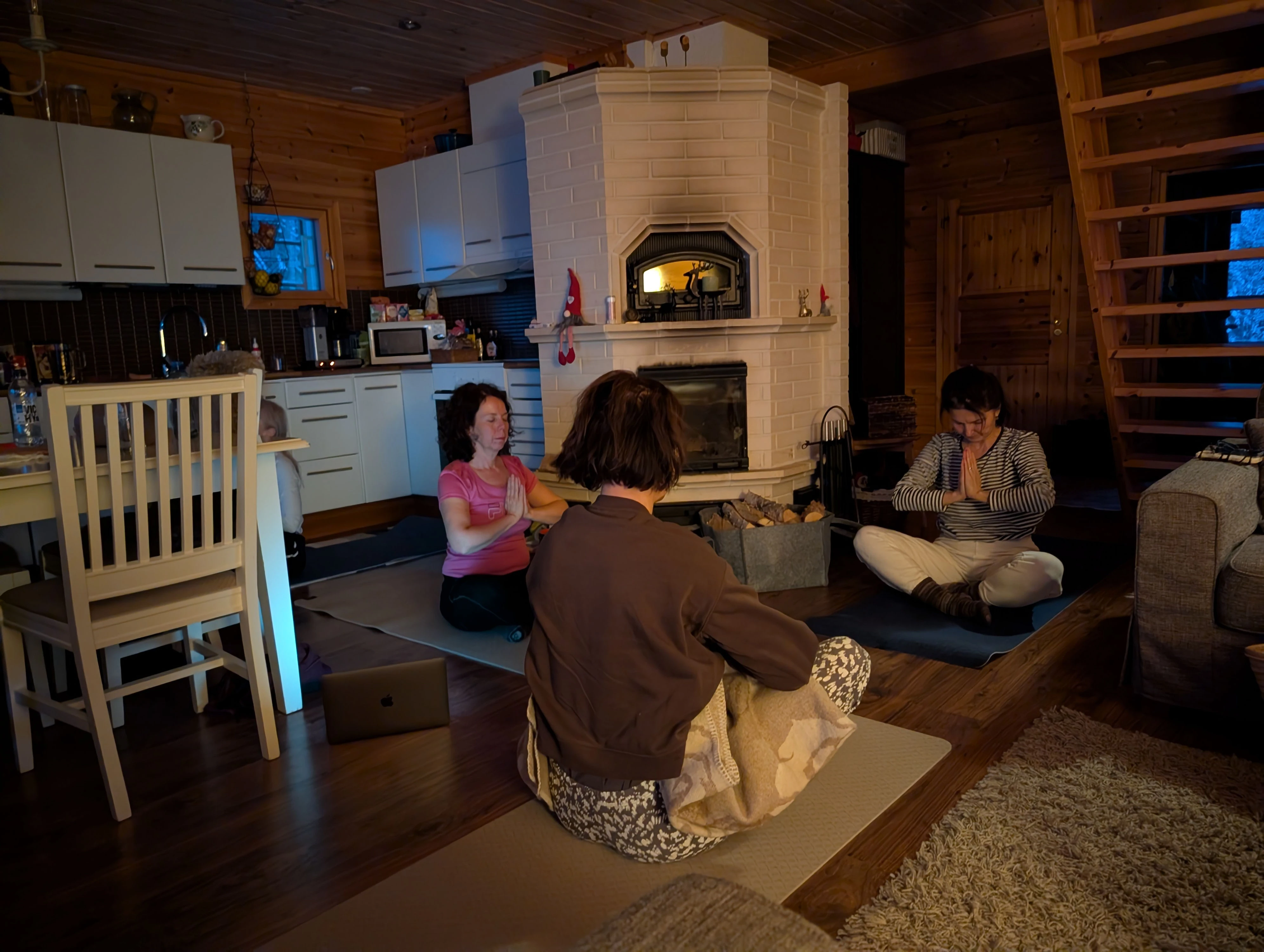 Yoga im Mökki - Ruhe und echte Auszeit