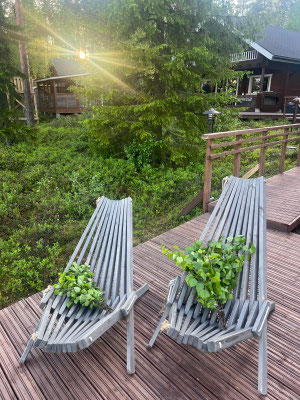 Zwei gestreifte Liegestühle auf der Terrasse im Abendlicht