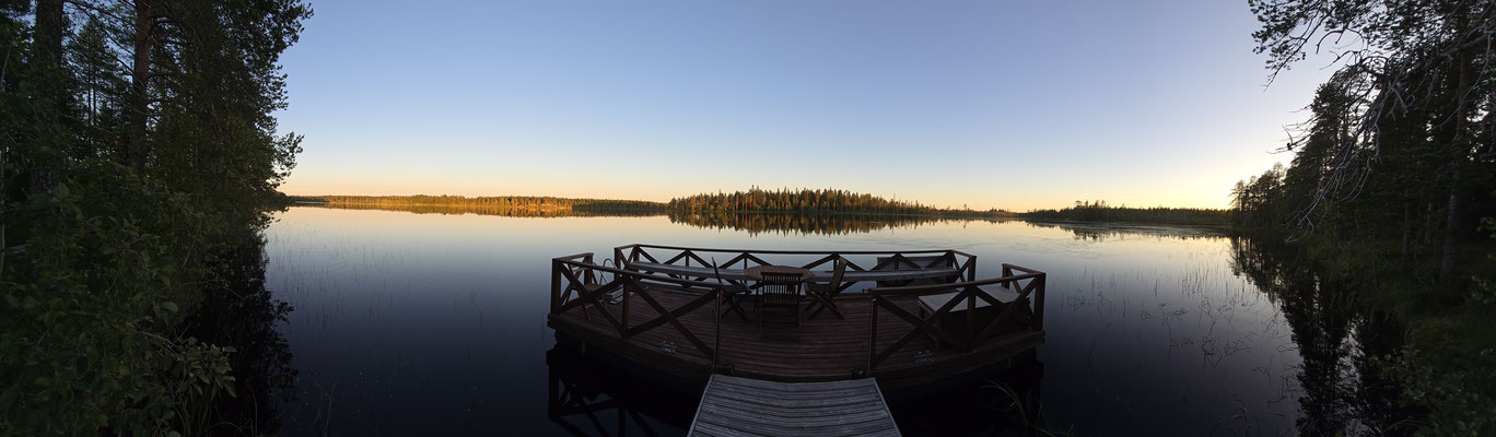 Panoramablick auf einen ruhigen See in der Dämmerung