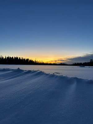 Heller Horizont über einer verschneiten Landschaft