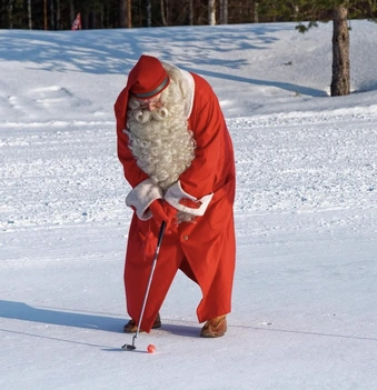 Santa beim Wintergolfen auf einem gefrorenen See bei Rovaniemi