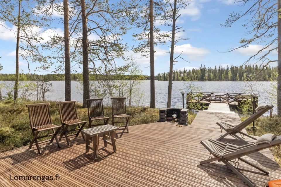 Sitzplätze auf der Holzterrasse zwischen Birken am See