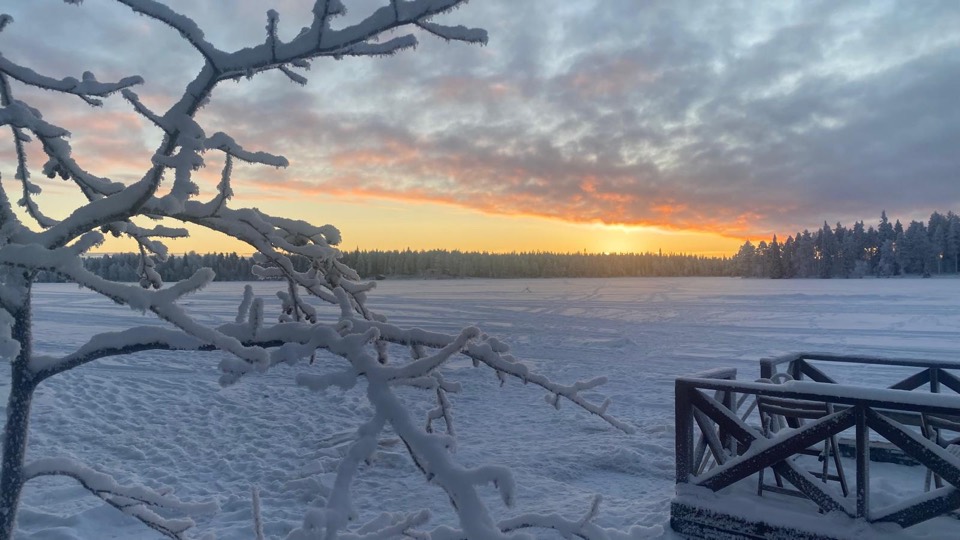 Sonnenuntergang über dem verschneiten See