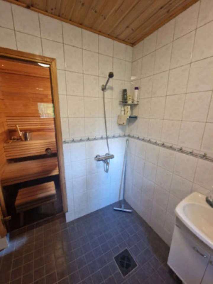 Duschbereich neben der Sauna im Haupthaus