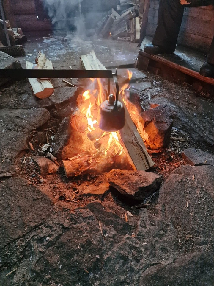 Kaffeekessel über einem offenen Holzfeuer