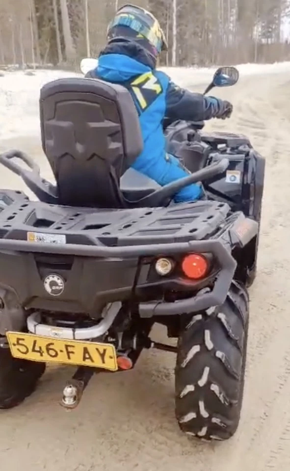 Person mit Helm auf einem Quad im Wald