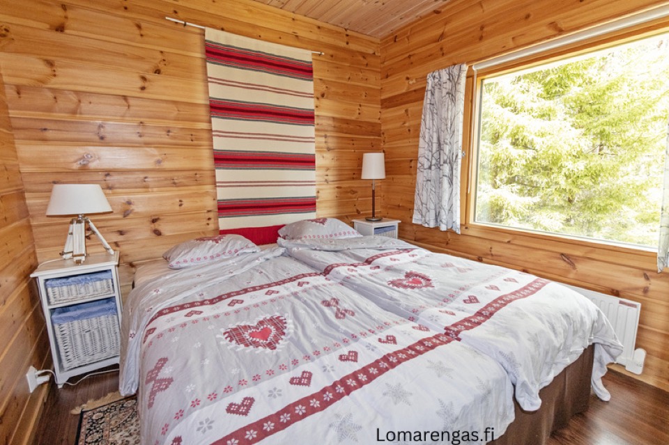 Schlafzimmer im Haupthaus mit Doppelbett und Blick ins Grüne