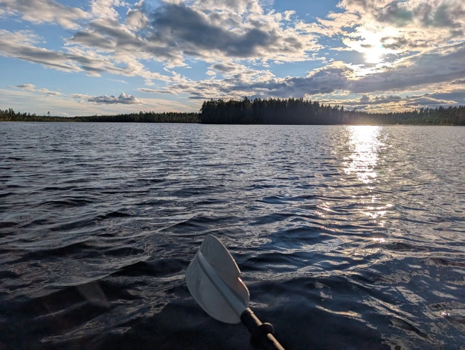 Kanu und Paddel auf dem See im sommerlichen Abendlicht